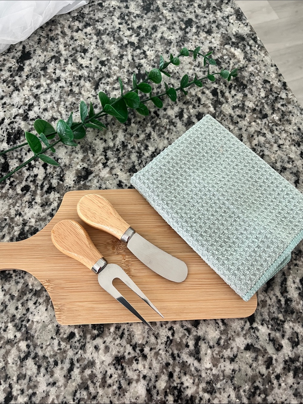 T.J.Maxx Wood-Handled Cheese Tools Set / cutting board